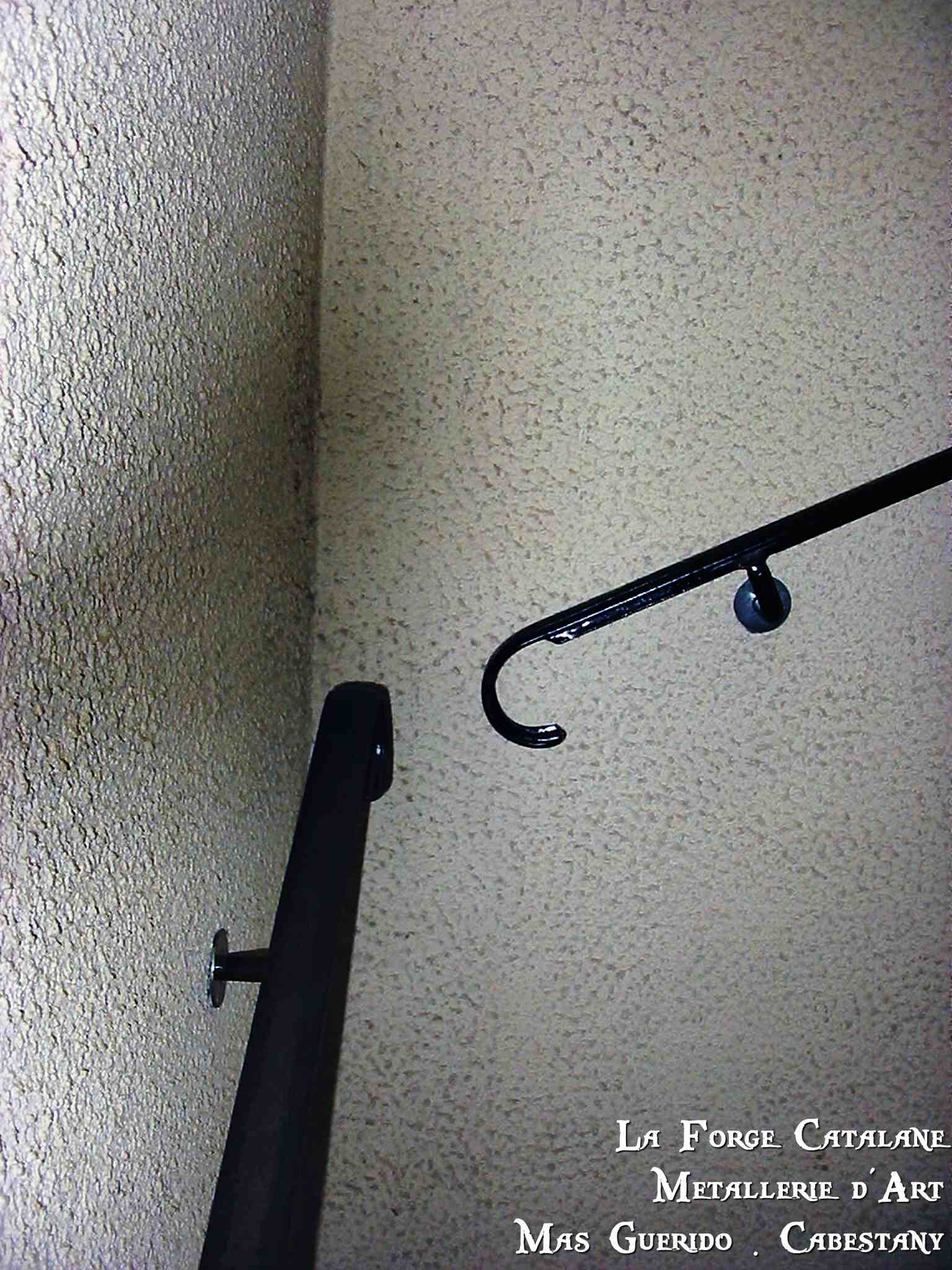 main courante mouluree crosse de finition forge catalane.jpg